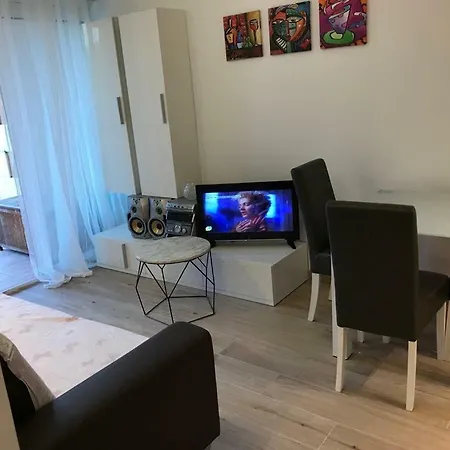 شقة Dionis